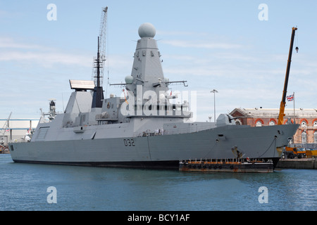 HMS Daring (D32), das Typschiff der Type 45 (hatte "Klasse) Luft-Verteidigung-Zerstörer, Ankern in der Royal Navy Dockyard, Portsmouth. Stockfoto