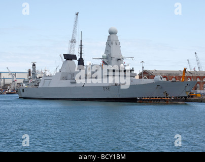 HMS Daring (D32), das Typschiff der Type 45 (hatte "Klasse) Luft-Verteidigung-Zerstörer, Ankern in der Royal Navy Dockyard, Portsmouth. Stockfoto