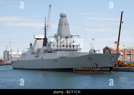 HMS Daring (D32), das Typschiff der Type 45 (hatte "Klasse) Luft-Verteidigung-Zerstörer, Ankern in der Royal Navy Dockyard, Portsmouth. Stockfoto