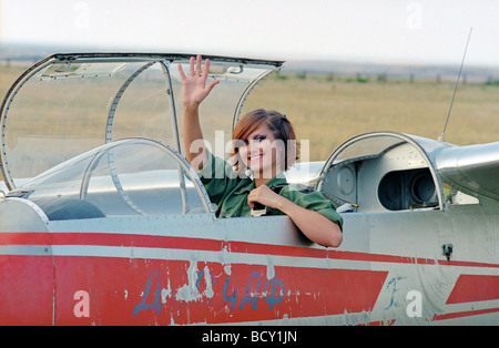 militärische Frau im Segelflugzeug Stockfoto