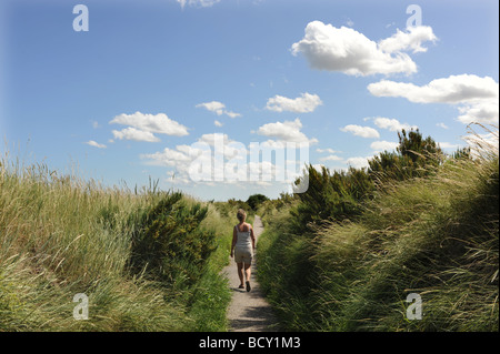 Vogelbeobachter an der RSPB Titchwell Marsh Nature reserve auf der Küste von North Norfolk UK Stockfoto