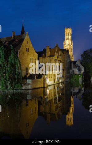 Glockenturm und Fluss Dijver Brugges Flandern Belgien Stockfoto