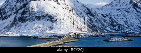 Panoramablick auf der Brücke über Selfjord Verbindung von Flakstadøya und Moskenesøya bei Fredvang, Lofoten Inseln, Norwegen Stockfoto