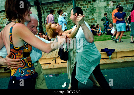 Paris Frankreich, öffentliche Veranstaltungen, französische Paare, Swing Dancing am seine Quay 'Paris Plages' (Paris Beach) Europäisches Wochenende, Tanzstraße Stockfoto