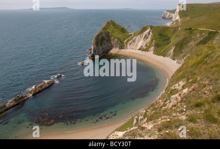 Strand von St Oswald Bay in der Nähe von Lulworth Cove, Dorset, mit der Isle of Portland am Horizont links einladen. Stockfoto