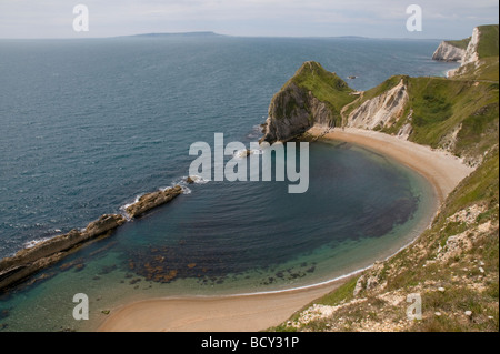 Strand von St Oswald Bay in der Nähe von Lulworth Cove, Dorset, mit der Isle of Portland am Horizont links einladen. Stockfoto