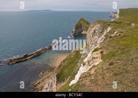 Ein Blick auf St. Oswalds Bay in der Nähe von Lulworth Cove, Dorset, mit der Isle of Portland am Horizont links. Stockfoto