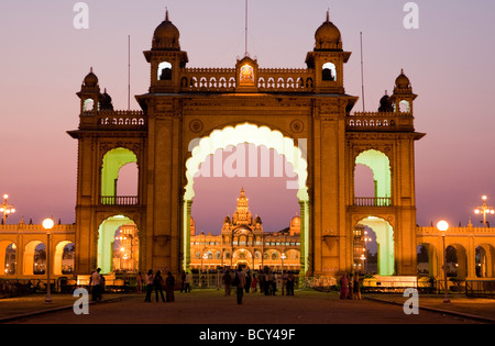 Bogen Sie Eingang zum Maharaja Palast Mysore Bundesstaat Karnataka Indien Stockfoto