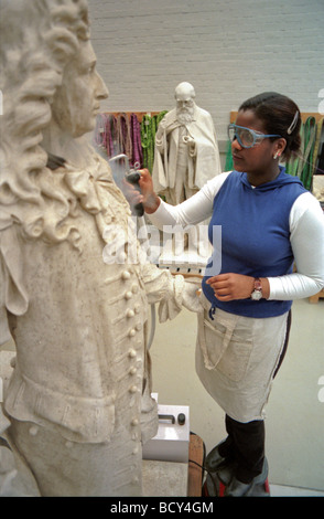 Restaurierungsarbeiten gefördert durch Heirtage Lotterie bei der Conservation Centre, Liverpool auf Statuen von Sefton Park Palmenhaus Stockfoto