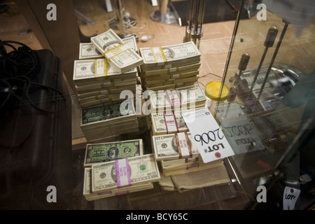 Gefälschte Geld des 20. Jahrhunderts Requisiten North Hollywood Los Angeles Kalifornien Stockfoto