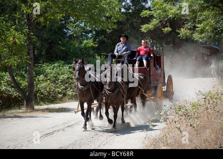 Touristen erhalten an Bord eine Pferdekutsche Postkutsche für eine Fahrt durch die historische Goldgräberstadt in Columbia Historic State Park Stockfoto