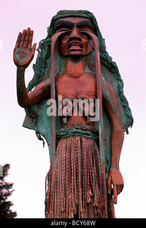 "Weinende Zeder Frau" Skulptur (Künstler: Godfrey Stephens) auf Vancouver Island, BC, Britisch-Kolumbien, Kanada Stockfoto