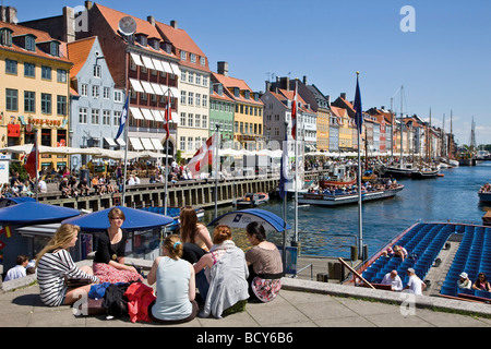 Touristen, die Entspannung in Nyhavn, Kopenhagen, Dänemark Stockfoto