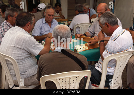 Männer spielen Okey in einem Café in Yalikavak, Türkei Stockfoto