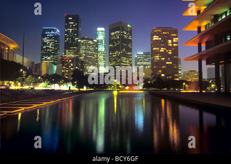 Skyline von Downtown Los Angeles in der Abenddämmerung Stockfoto