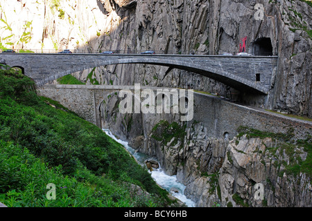 Historischen Teufel s Brücke über ge-Schlucht mit Fluss Reuss, davor die moderne Teufel s Brücke, Kanton Uri, S Stockfoto