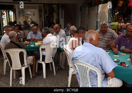 Männer spielen Okey in einem Café in Yalikavak, Türkei Stockfoto