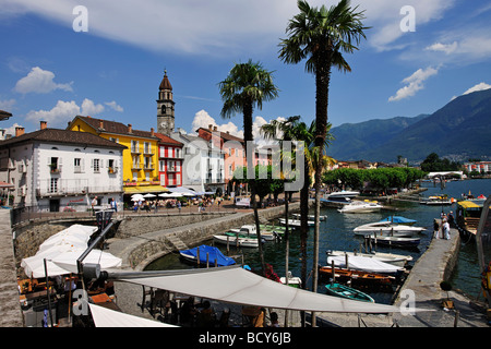 Promenade von Ascona mit Marina am Lago Maggiore See, Tessin, Schweiz, Europa Stockfoto