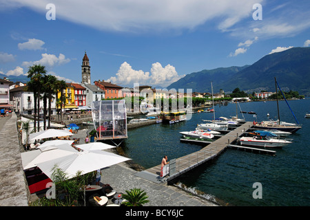 Promenade von Ascona mit Marina am Lago Maggiore See, Tessin, Schweiz, Europa Stockfoto