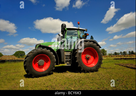 Ein Weitwinkel-Seite-View-Bild von einem großen grünen Traktor Stockfoto