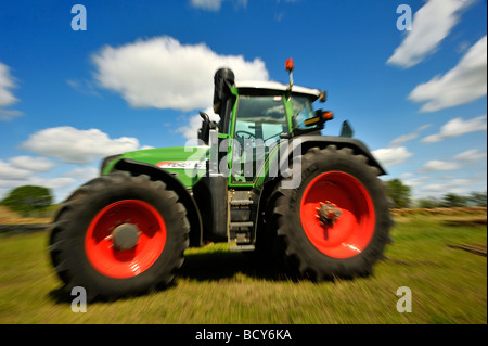 Grüne Ackerschlepper Stockfoto