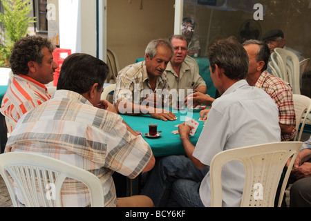 Männer spielen Okey in einem Café in Yalikavak, Türkei Stockfoto