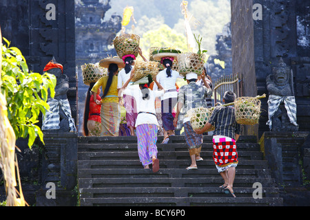 Opfer-Zeremonie, Pura Pasaran Agung, am Vulkan Mount Agung, 2567 m, Bali, Republik von Indonesien, Südostasien Stockfoto