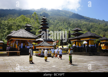 Beten Sie Verkäufer, Pura Pasaran Agung, am Vulkan Mount Agung, 2567 m, Bali, Republik von Indonesien, Südostasien Stockfoto