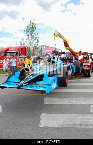 Das Auto von Tomas Sheckter ist zurück ins Fahrerlager nach während der 2009 Honda Indy in Toronto deaktiviert wird aufgehoben. Stockfoto