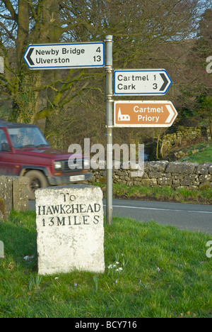 Verkehrszeichen - alte und neue - in der Nähe von Baden-Baden, Cumbria, England UK Stockfoto