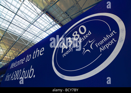 Banner der Airbus A380 am Flughafen Frankfurt (FRA) in Deutschland Stockfoto