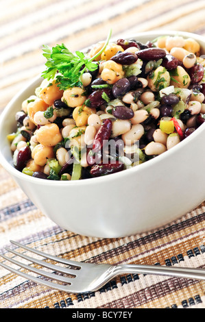 Vegetarische Salat aus verschiedenen Bohnen in Schüssel hautnah Stockfoto