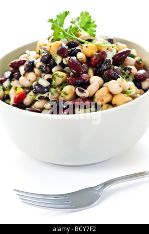 Isolierte vegetarisch Salat aus verschiedenen Bohnen in Schüssel hautnah Stockfoto