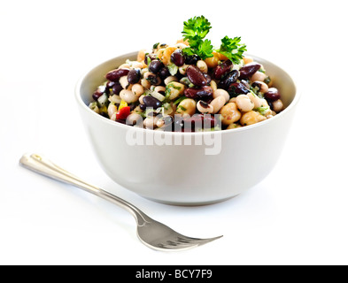 Isolierte vegetarisch Salat aus verschiedenen Bohnen in Schüssel hautnah Stockfoto