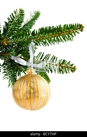 Goldene Weihnachtsdekoration hängen Tannenzweig isoliert auf weiss Stockfoto