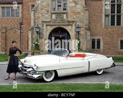 1953 Cadillac Eldorado mit Modell im Vintage Outfit. Stockfoto