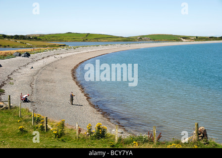 Kiesstrand und brackige Lagune bei Cemlyn Bay Anglesey North Wales Stockfoto