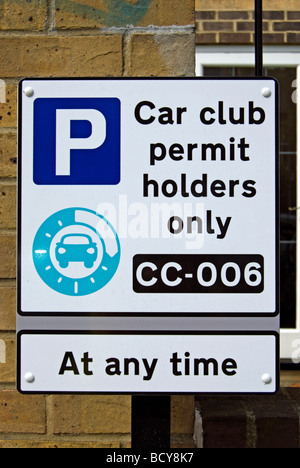 Auto Club Inhaber erlauben nur Parkplatz Schild in einer Wohnstraße in Mortlake, Südwesten von London, england Stockfoto