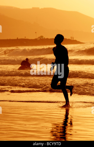 Barfuß Läufer kommen aus dem Meer auf Las Canteras Strand auf Gran Canaria Stockfoto