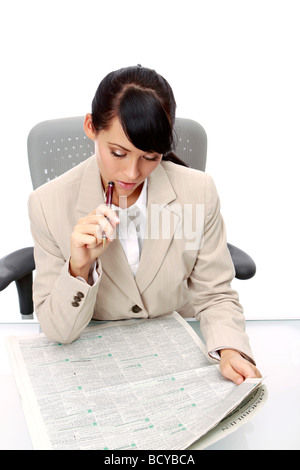 Junge Frau liegst Anzeigen in der Zeitung Geschäftsfrau lesen Zeitung Stockfoto