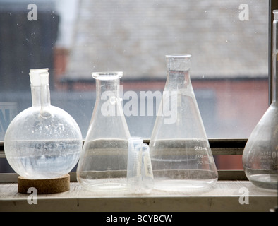 Glas Becher am Fensterbrett Stockfoto