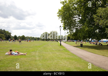 Clapham Common Sommer - Leute im Park - London UK Stockfoto