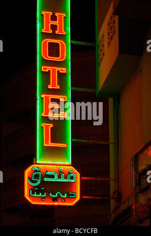 Hotel Neon unterzeichnen in Deira, Dubai, Vereinigte Arabische Emirate in der Nacht Stockfoto