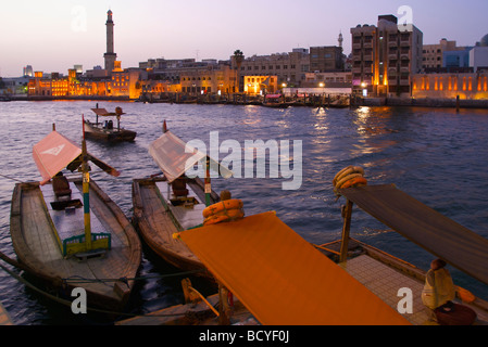 Wassertaxis (Abras) in den frühen Morgenstunden am Dubai Creek in Al Ras, Deira mit Blick auf der Bur Dubai-Ufer Stockfoto