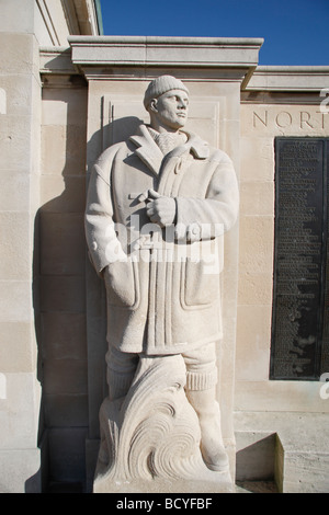 Eine Skulptur auf dem Portsmouth Marine-Ehrenmal am Meer Southsea, Portsmouth, Hampshire, UK. Stockfoto