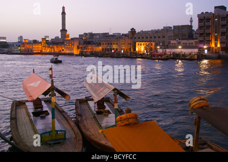 Wassertaxis (Abras) in den frühen Morgenstunden am Dubai Creek in Al Ras, Deira mit Blick auf der Bur Dubai-Ufer Stockfoto