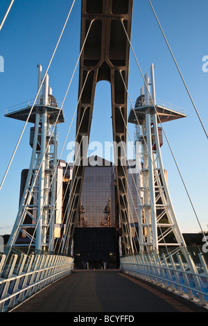 Millennium heben Fußgängerbrücke Manchester Ship Canal Salford Quays Manchester UK Stockfoto