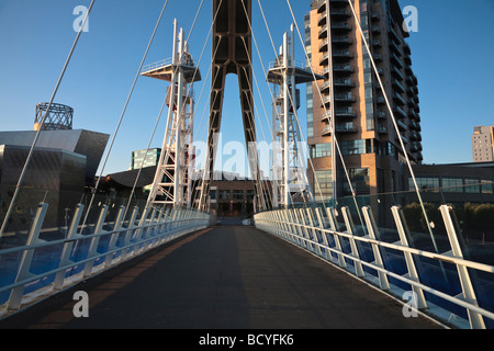 Die Lowery Kunstgalerie und Millennium heben Fußgängerbrücke Manchester Ship Canal Salford Quays Manchester UK Stockfoto