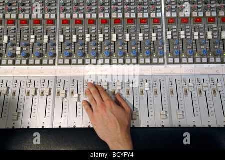 Mischpult im Robert-Schumann-Universität Tonstudio, Düsseldorf Stockfoto