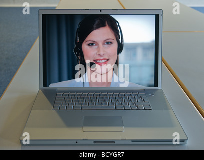 Geschäftsfrau, die auf dem Laptopbildschirm angezeigt Stockfoto